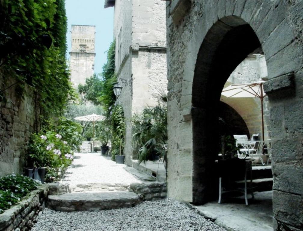 蒙特阿瑞娜酒店 Montaren-et-Saint-Médiers 外观 照片