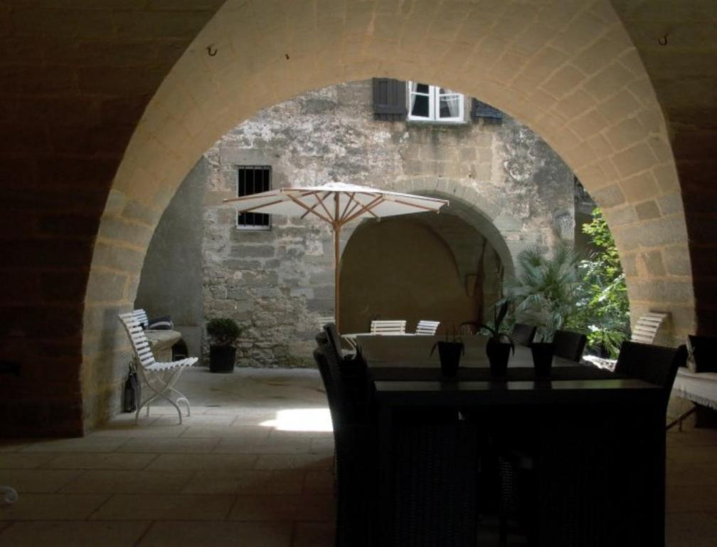 蒙特阿瑞娜酒店 Montaren-et-Saint-Médiers 外观 照片