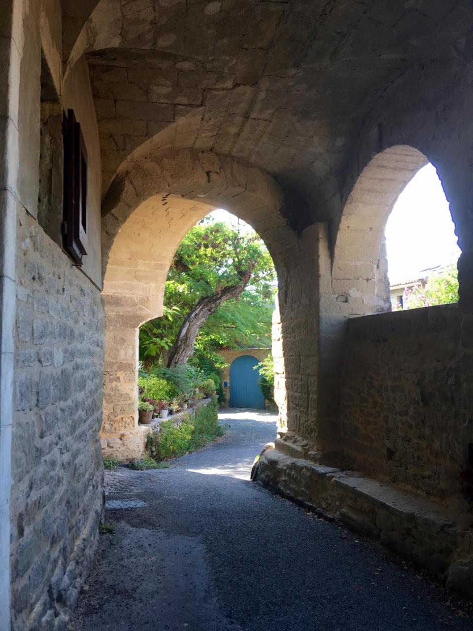 蒙特阿瑞娜酒店 Montaren-et-Saint-Médiers 外观 照片